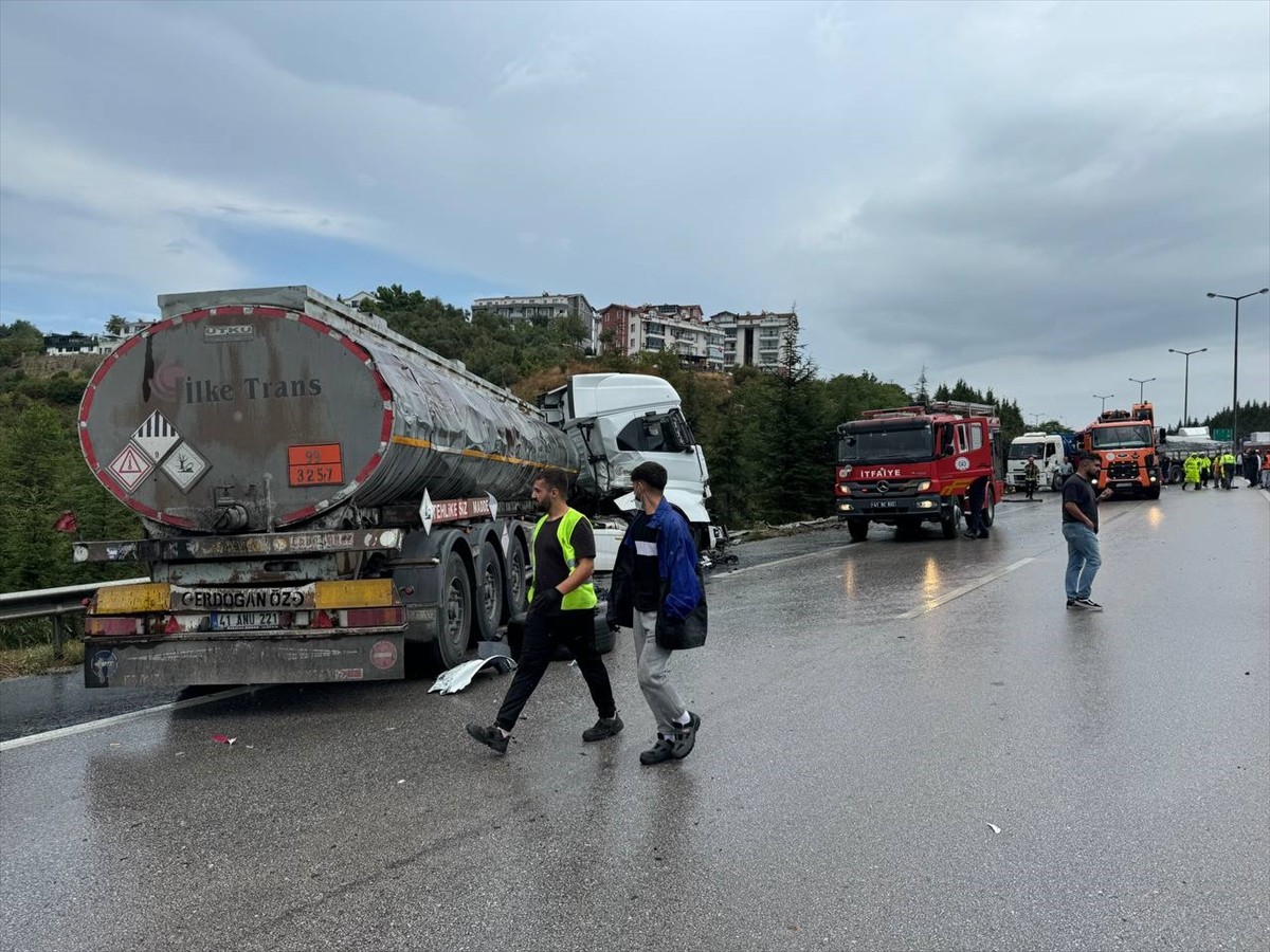 Anadolu Otoyolu'nun Kocaeli kesiminde meydana gelen zincirleme trafik kazası sonucu İstanbul yönü...