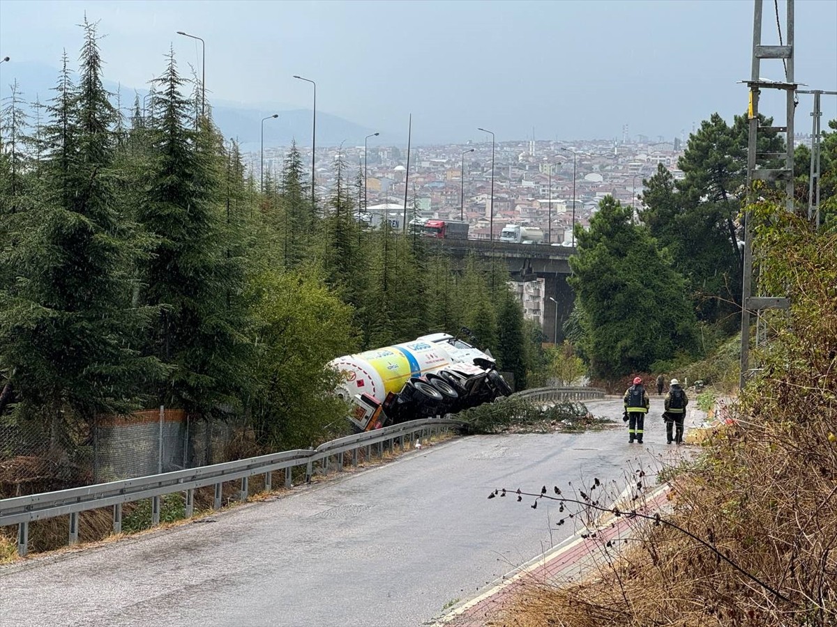 Anadolu Otoyolu'nun Kocaeli kesiminde meydana gelen zincirleme trafik kazası sonucu İstanbul yönü...