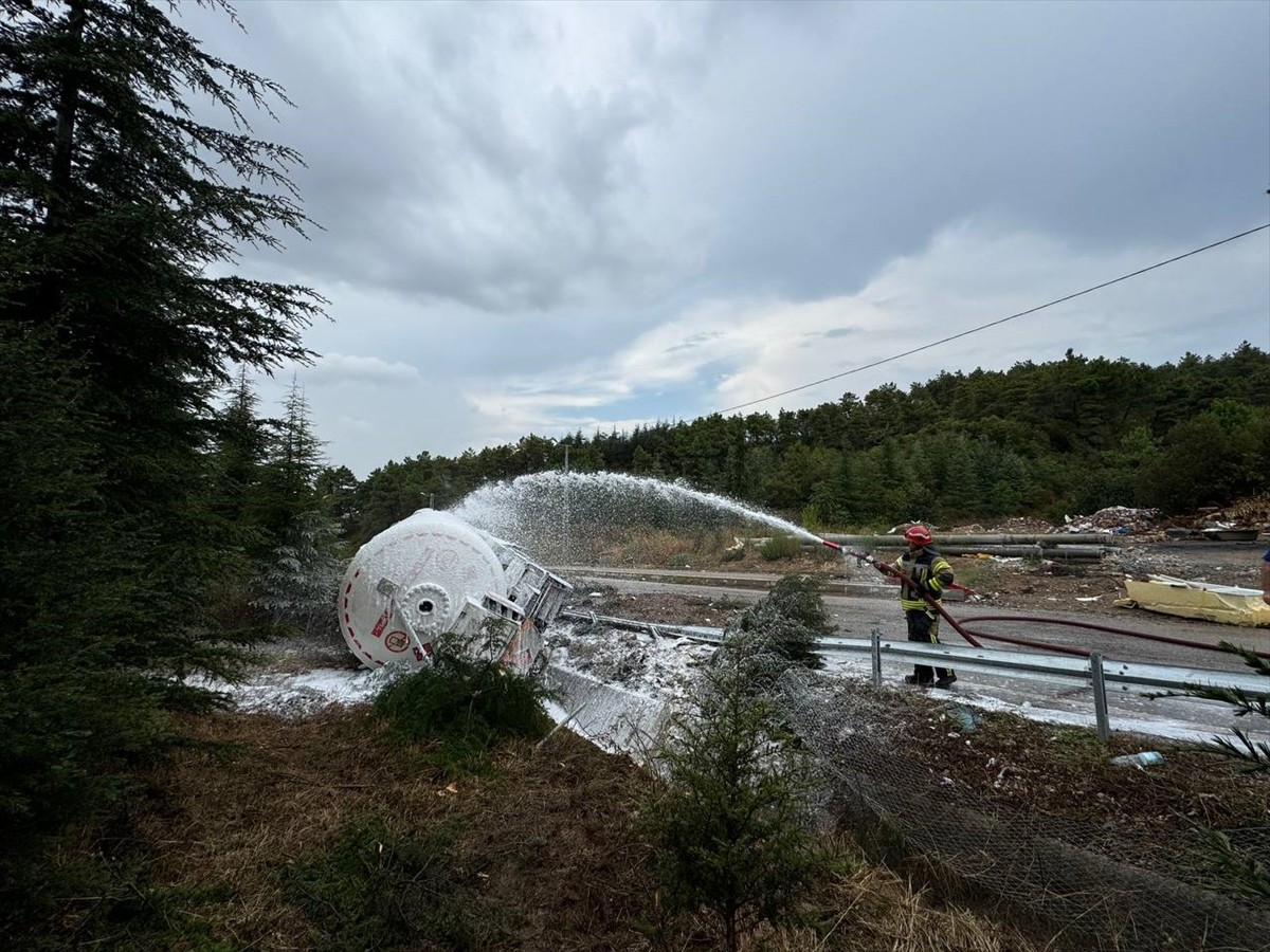 Anadolu Otoyolu'nun Kocaeli kesiminde meydana gelen zincirleme trafik kazası sonucu İstanbul yönü...