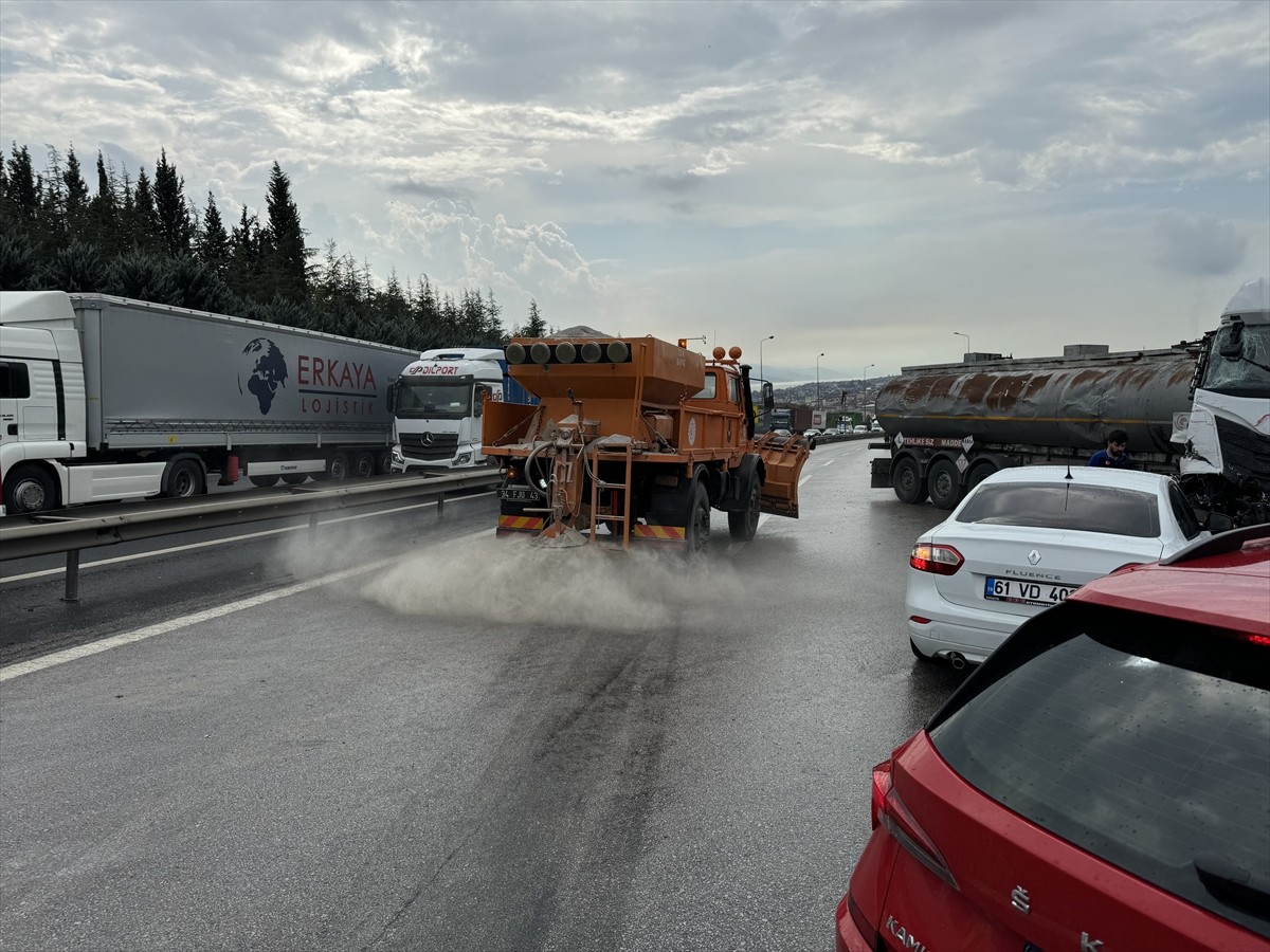 Anadolu Otoyolu'nun Kocaeli kesiminde meydana gelen zincirleme trafik kazası sonucu ulaşıma...