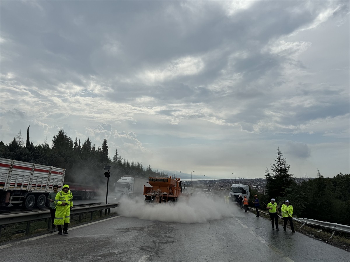 Anadolu Otoyolu'nun Kocaeli kesiminde meydana gelen zincirleme trafik kazası sonucu ulaşıma...