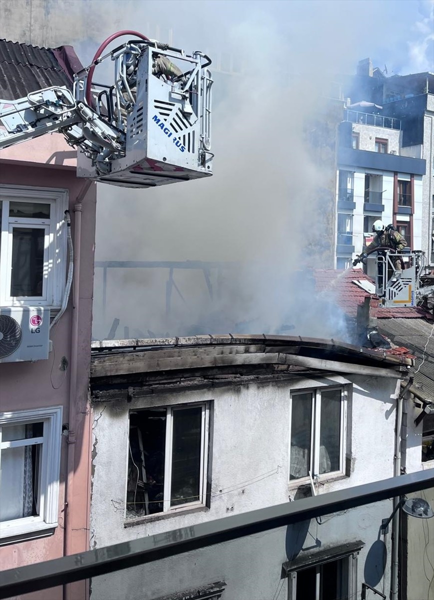 Beyoğlu'nda, 3 katlı binanın çatı katında çıkan yangın itfaiye ekiplerince söndürüldü.