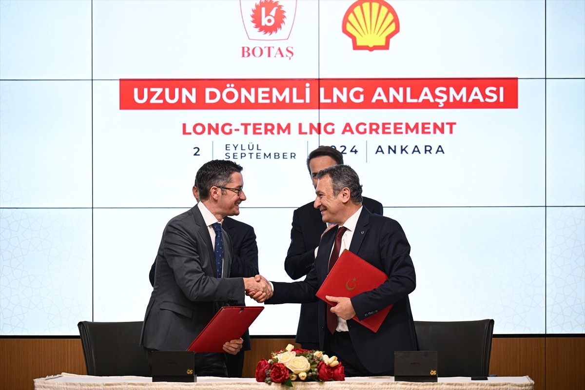 Enerji ve Tabii Kaynaklar Bakanı Alparslan Bayraktar (Sağda) BOTAŞ ile Shell arasında LNG...