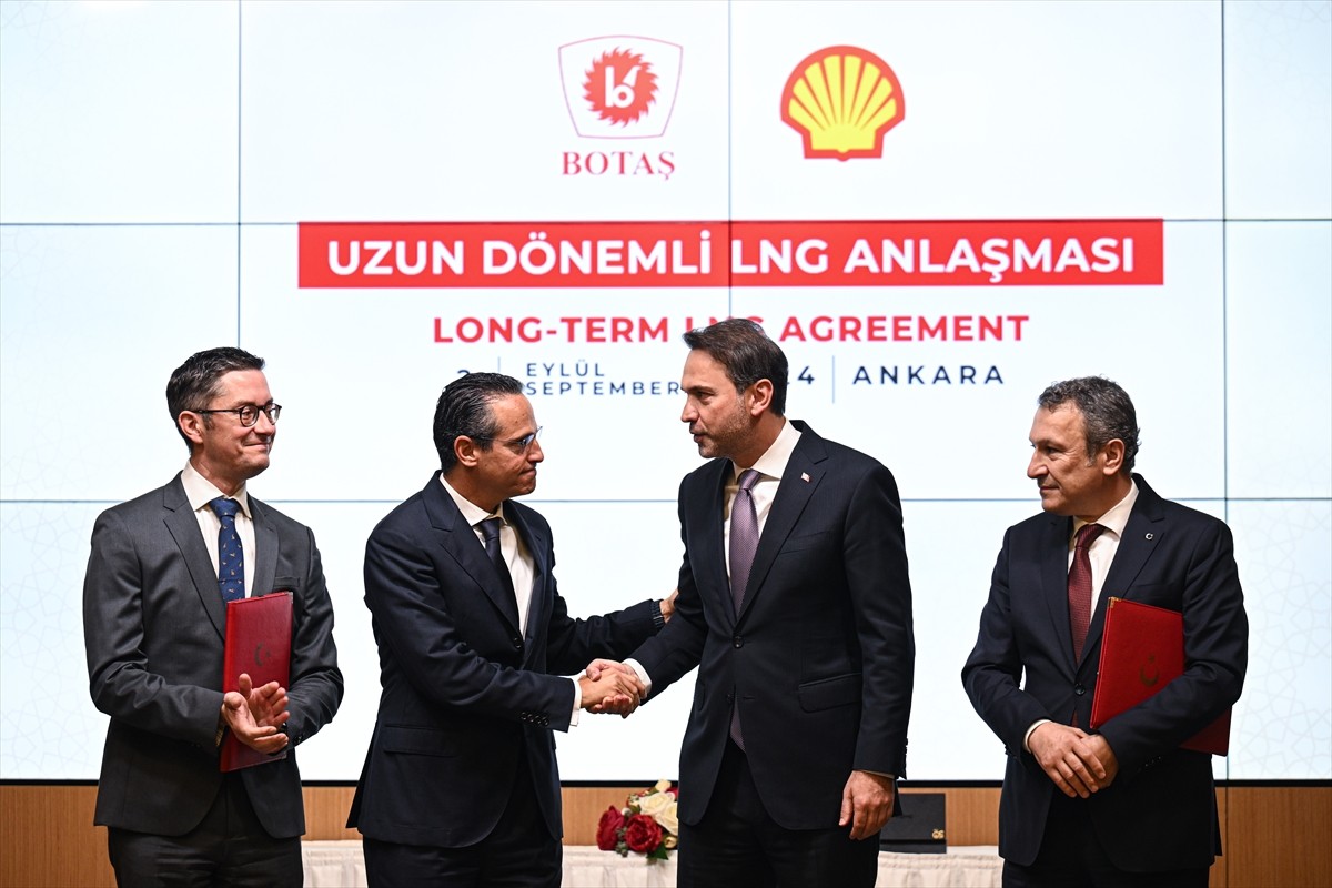 Enerji ve Tabii Kaynaklar Bakanı Alparslan Bayraktar (Sağda) BOTAŞ ile Shell arasında LNG...