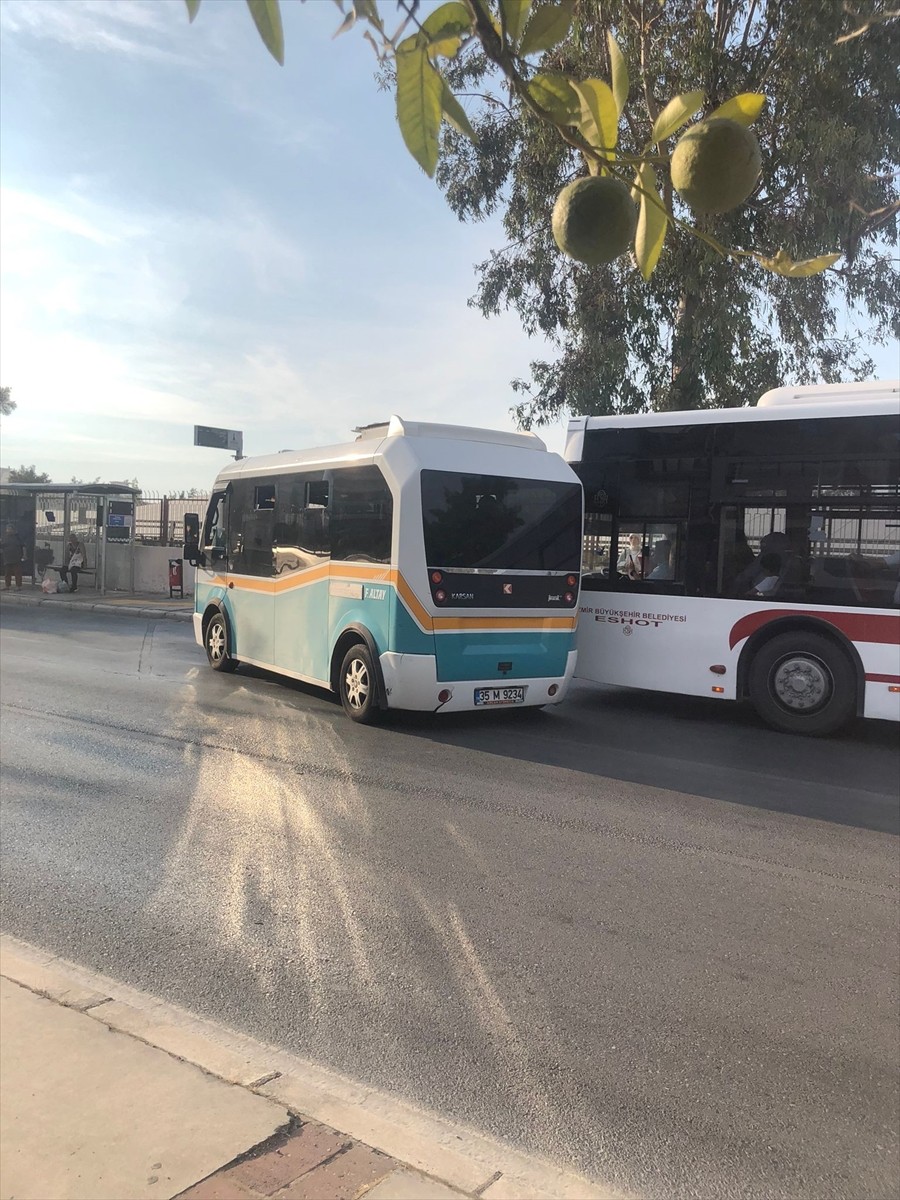 İzmir'de belediye otobüsünün kadın sürücüsünün önünü kesip, darbeden 35 M 9234 plakalı minibüsün...