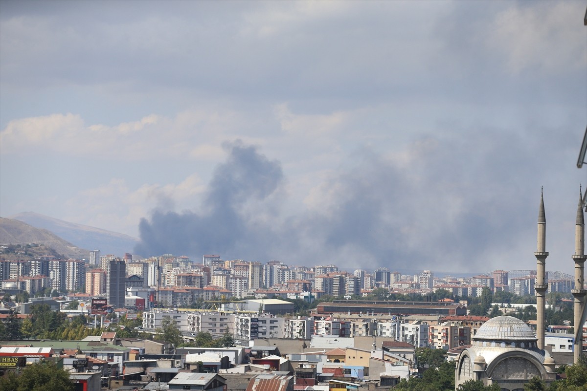 Kayseri Organize Sanayi Bölgesi'nde bir sünger fabrikasında yangın çıktı. Yükselen duman, şehir...