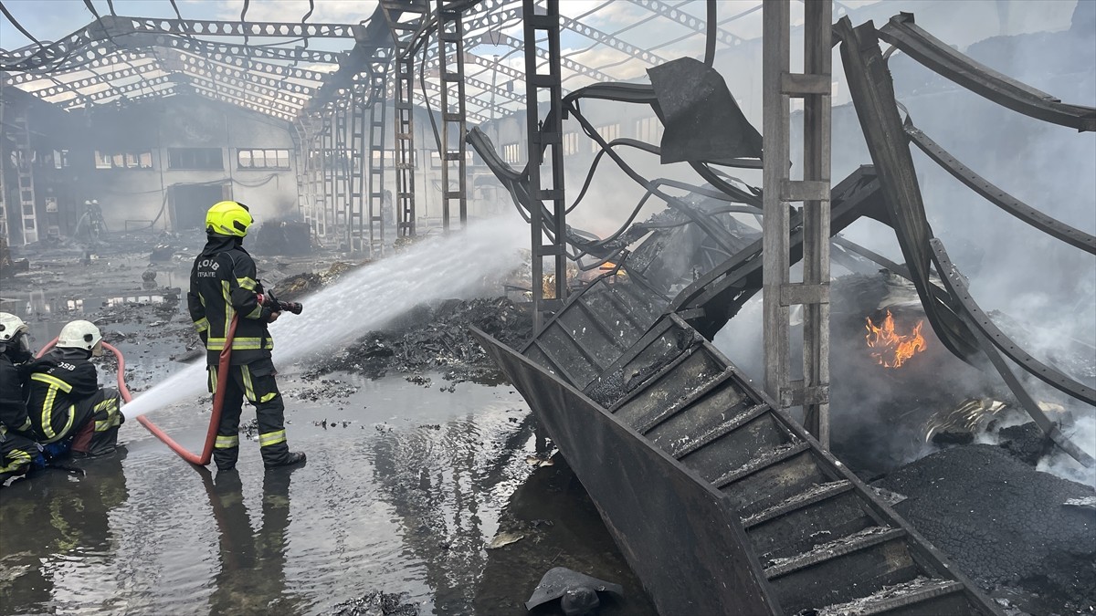 Kayseri'de bir sünger fabrikasında çıkan yangın ekiplerin müdahalesiyle söndürüldü. Hasar gören...