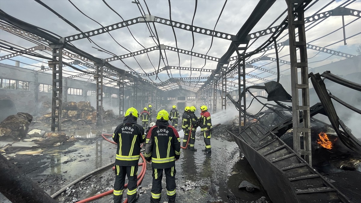 Kayseri'de bir sünger fabrikasında çıkan yangın ekiplerin müdahalesiyle söndürüldü. Hasar gören...