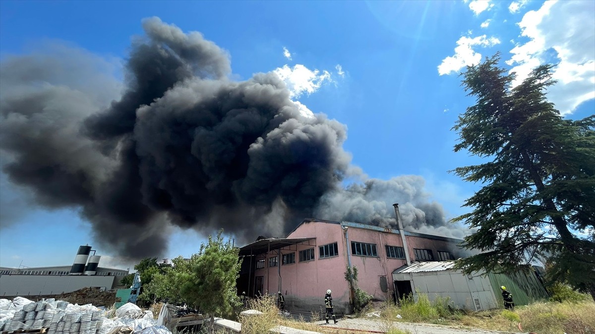 Kayseri'de bir sünger fabrikasında çıkan yangına müdahale ediliyor.