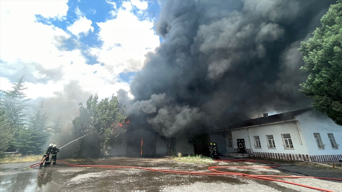 Kayseri'de bir sünger fabrikasında çıkan yangına müdahale ediliyor.