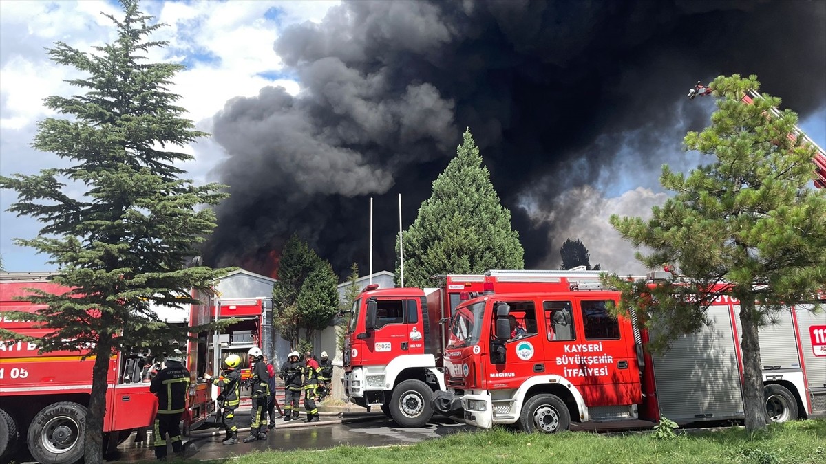 Kayseri'de bir sünger fabrikasında çıkan yangına müdahale ediliyor.