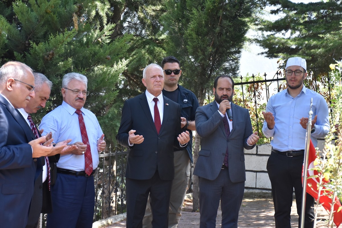 Kuzey Kıbrıs Türk Cumhuriyeti (KKTC) Cumhuriyet Meclisi Başkanı Zorlu Töre (sol 3), Artvin'de...