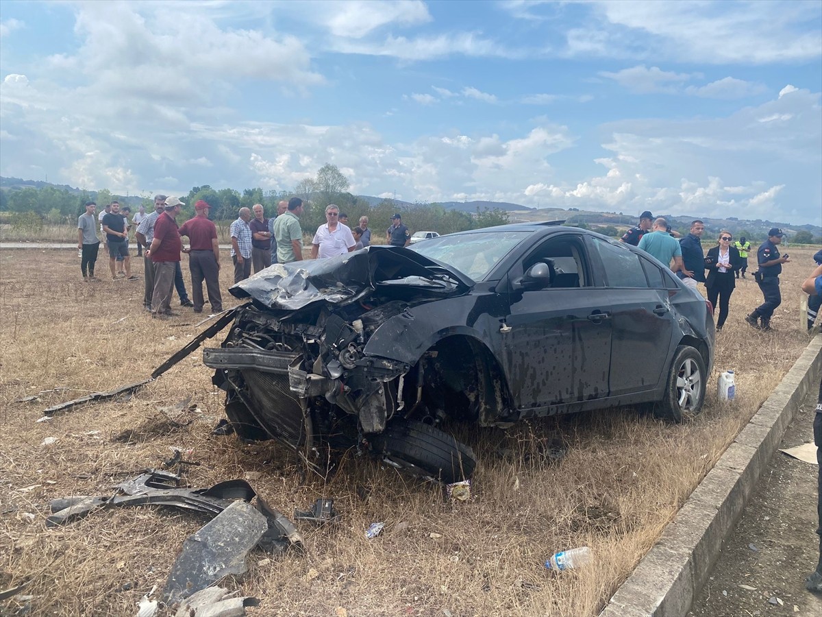 Sakarya'nın Kaynarca ilçesinde iki otomobilin çarpışması sonucu 1 kişi öldü, 1 kişi...