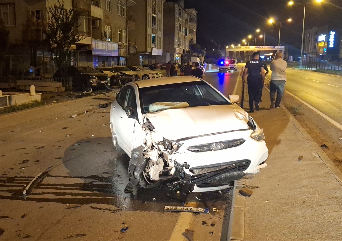 Samsun'un Bafra ilçesinde bir oto galerinin önünde park halinde bulunan 5 araca ve elektrik...