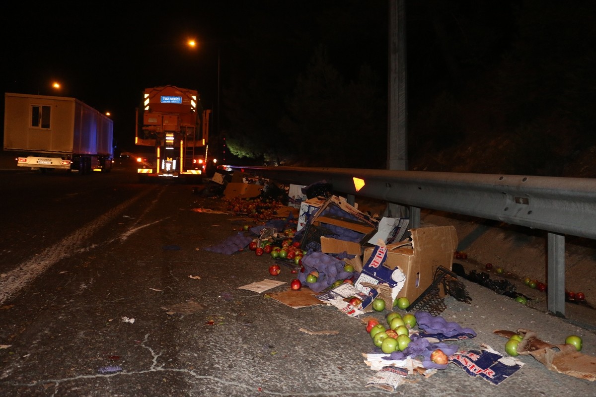 Adana'nın Pozantı ilçesinde iki araç rampayı çıktığı sırada geri geri giden tırla...