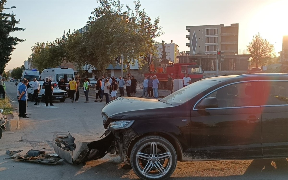 Adıyaman'da iki otomobilin çarpıştığı kazada 3 kişi yaralandı.