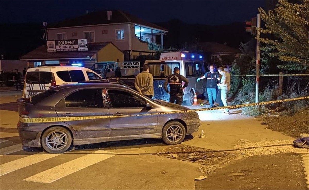 Burdur'un Gölhisar ilçesinde oğluyla silahlı saldırıya uğrayan esnaf öldü. Olay yerine polis ve...