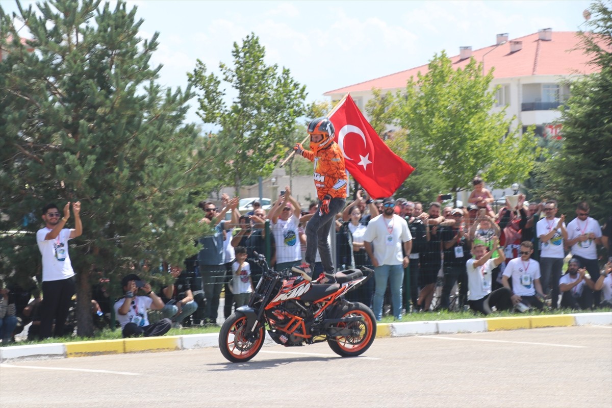 Çocuk yaşlarda çırak olarak başladığı bisiklet tamirciliğinde akrobasi sporuyla tanışarak Türkiye...