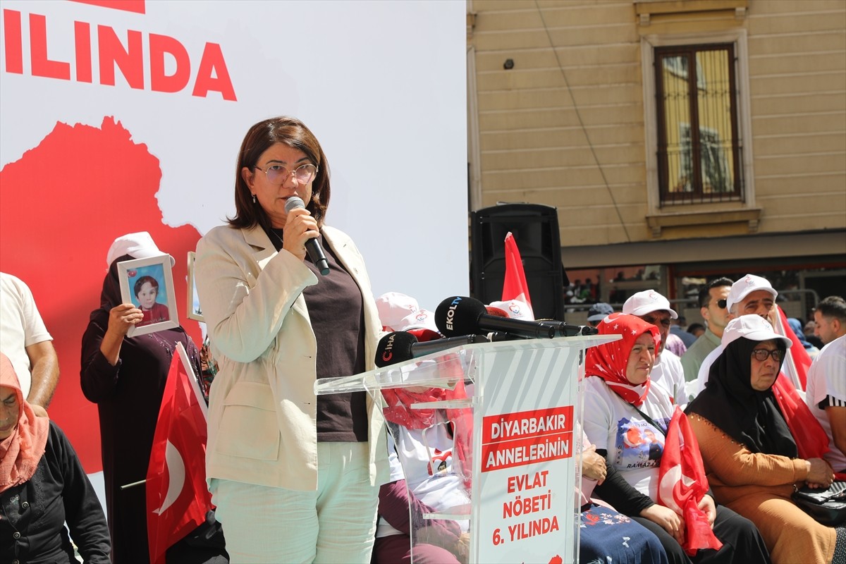 Dağa kaçırılan çocukları için eski HDP il binası önünde oturma eylemi yapan Diyarbakır annelerinin...