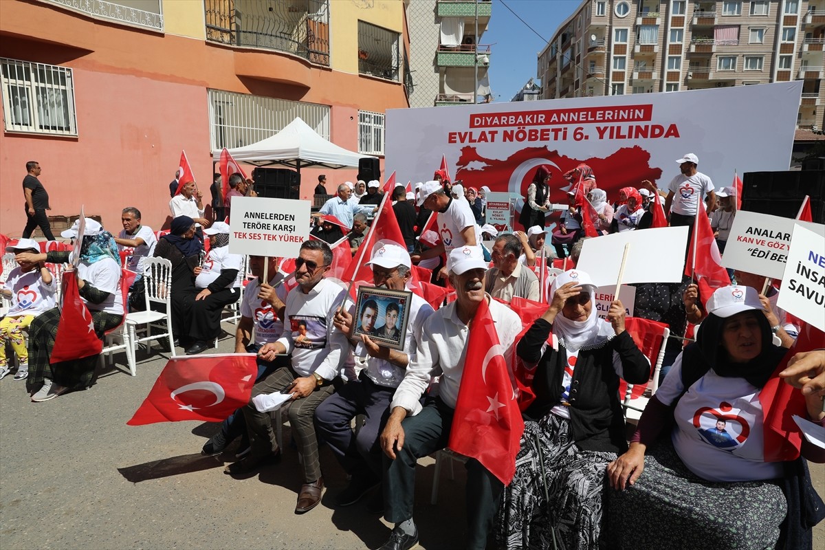 Dağa kaçırılan çocukları için eski HDP il binası önünde oturma eylemi yapan Diyarbakır annelerinin...