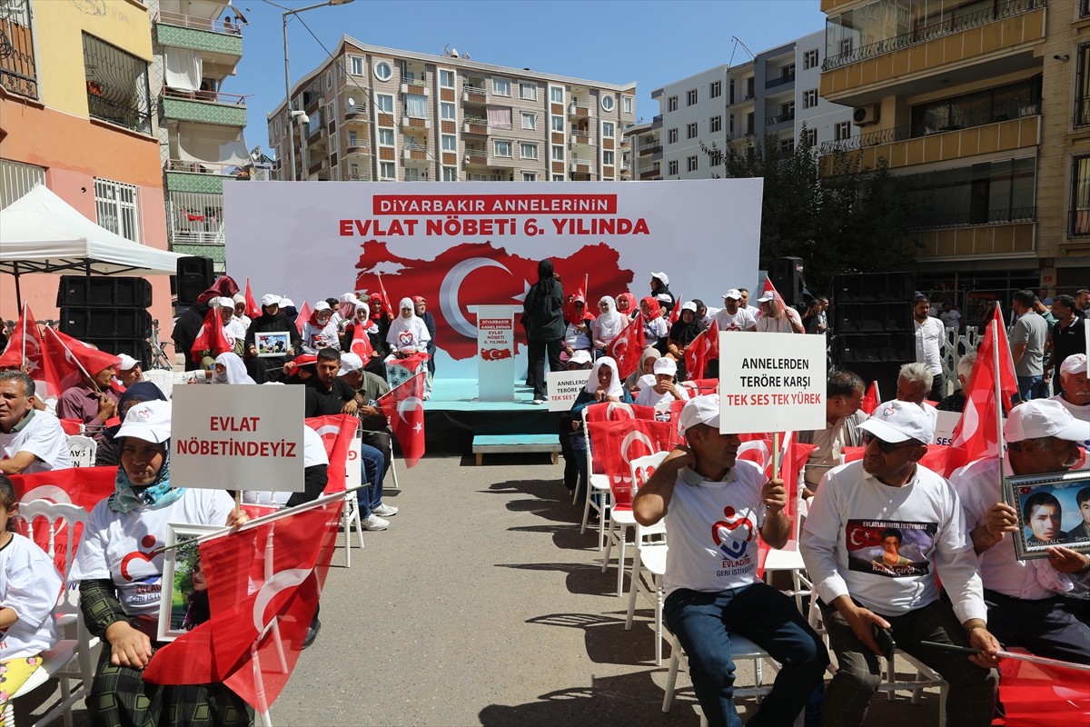 Dağa kaçırılan çocukları için eski HDP il binası önünde oturma eylemi yapan Diyarbakır annelerinin...