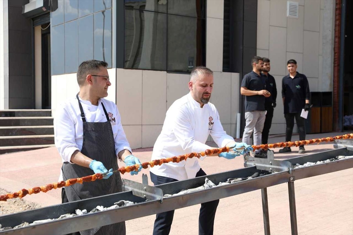 Gaziantep'te Dünyanın En Uzun Kebabı Rekor Denemesi için Hazırlıklar Tamamlandı