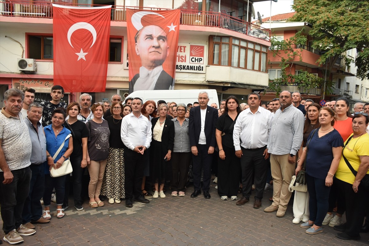 İzmir'de, CHP Kemalpaşa İlçe Başkanı Ahmet Yılmaz'ın evininin önünde park halinde bulunan aracına...