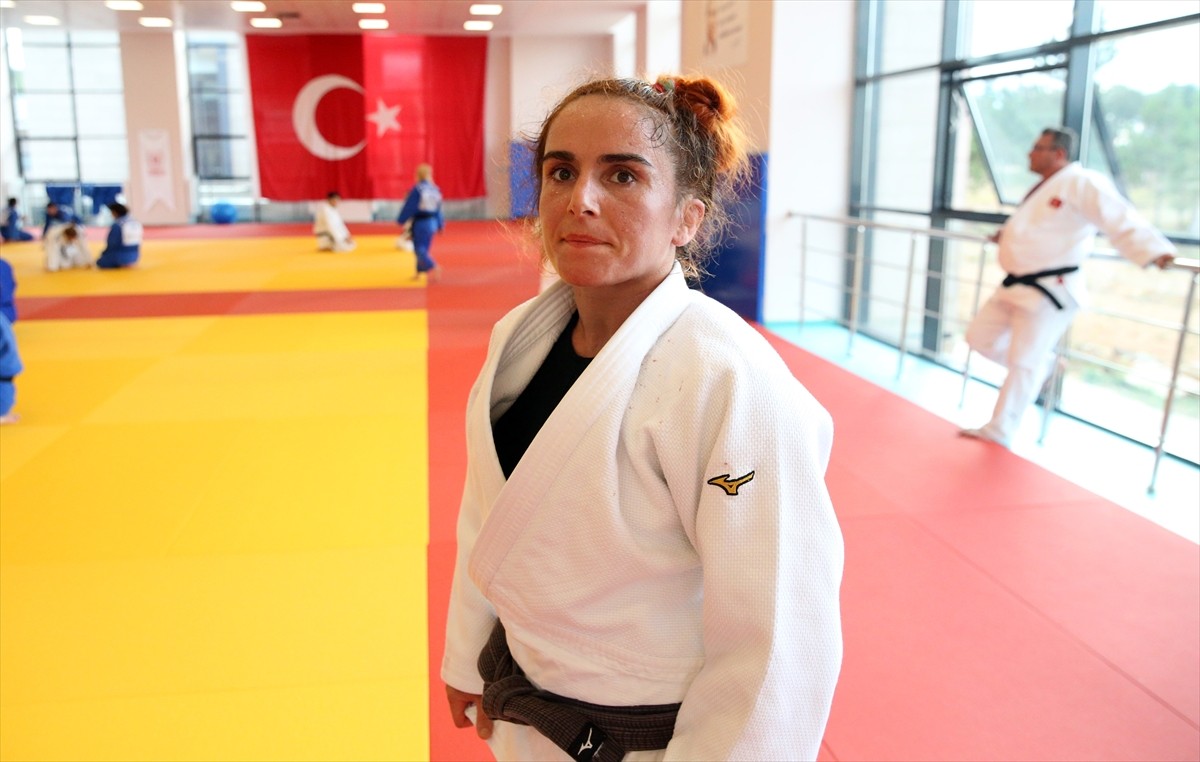 Judoda dünya, Avrupa ve Türkiye şampiyonlukları bulunan görme engelli milli sporcu Döndü...