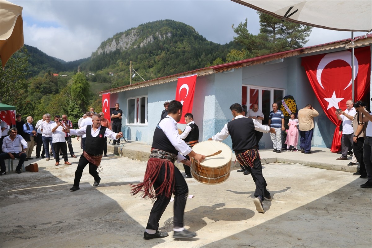 Kastamonu'nun İnebolu ilçesinde hayırsever iş insanı tarafından onarılan atıl haldeki eski okul...