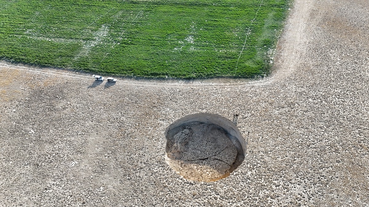 Konya'nın Karapınar ilçesinde 100 metre çapında ve 10 metre derinliğinde yeni bir obruk...