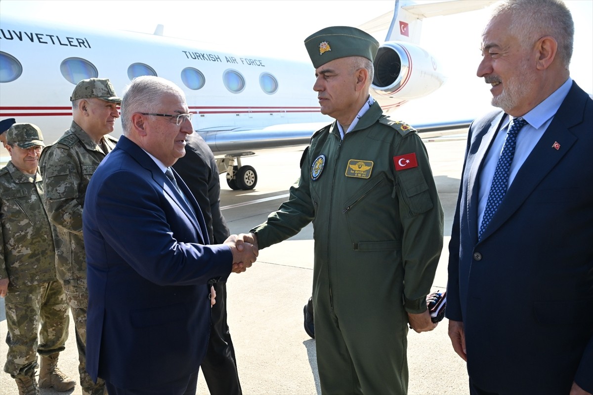 Milli Savunma Bakanı Yaşar Güler (solda), Isparta'daki askeri birliklere ziyarette bulundu....