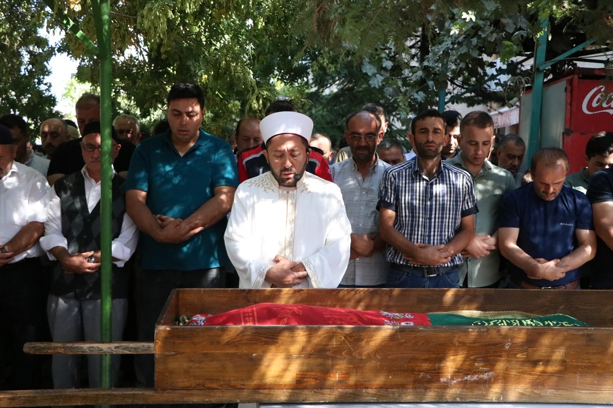 Niğde'nin Bor ilçesinde, baraj gölünde cesetleri bulunan baba ile 4 yaşındaki kızı toprağa...