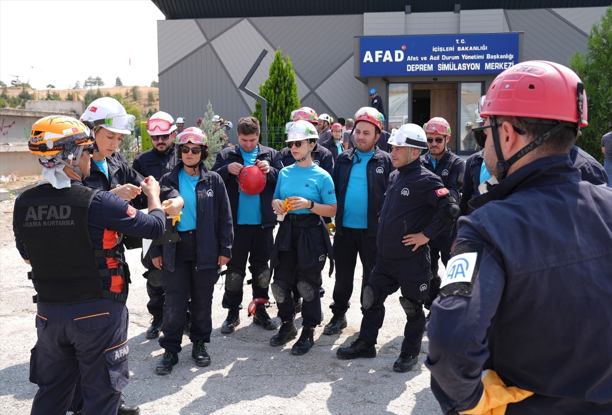 Anadolu Ajansı (AA) personeli, AFAD tarafından oluşturulan enkaz sahasında uygulamalı arama ve...