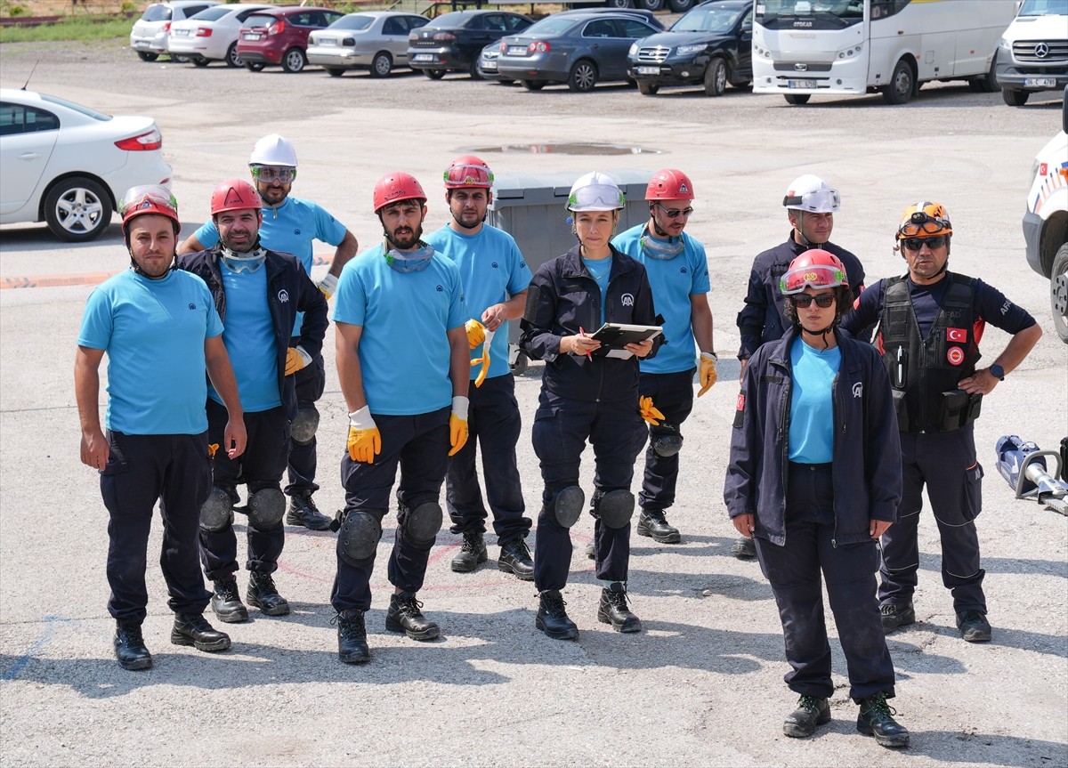 Anadolu Ajansı (AA) personeli, AFAD tarafından oluşturulan enkaz sahasında uygulamalı arama ve...