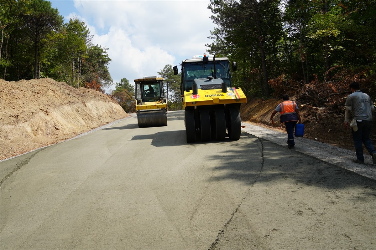 Düzce'nin Kaynaşlı ilçesinde bulunan Korugöl Tabiat Parkı'nda yol yapım çalışmaları...