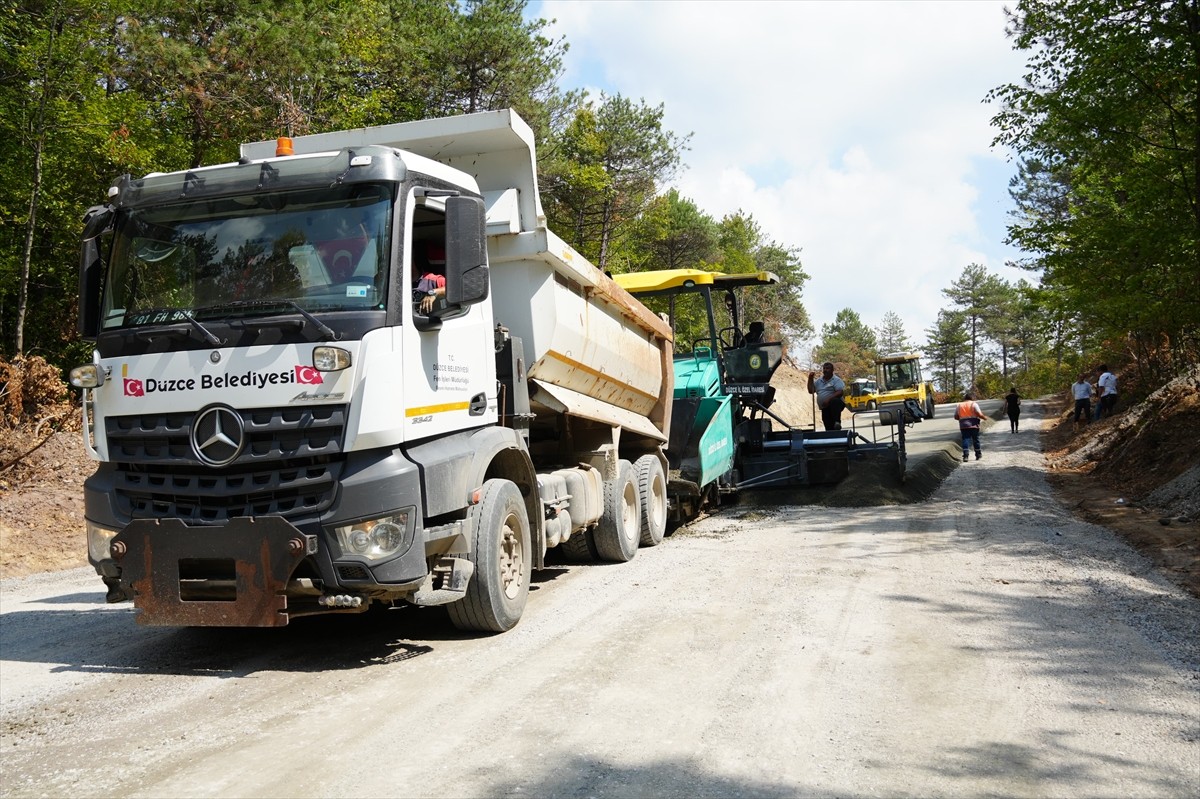 Düzce'nin Kaynaşlı ilçesinde bulunan Korugöl Tabiat Parkı'nda yol yapım çalışmaları...