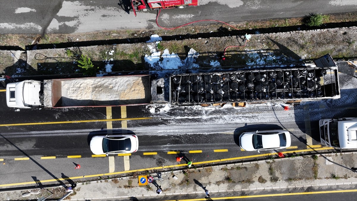 Düzce’nin Kaynaşlı ilçesinde freni boşalan tırın başka bir tıra çarpması sonucu, çarpan tırda...