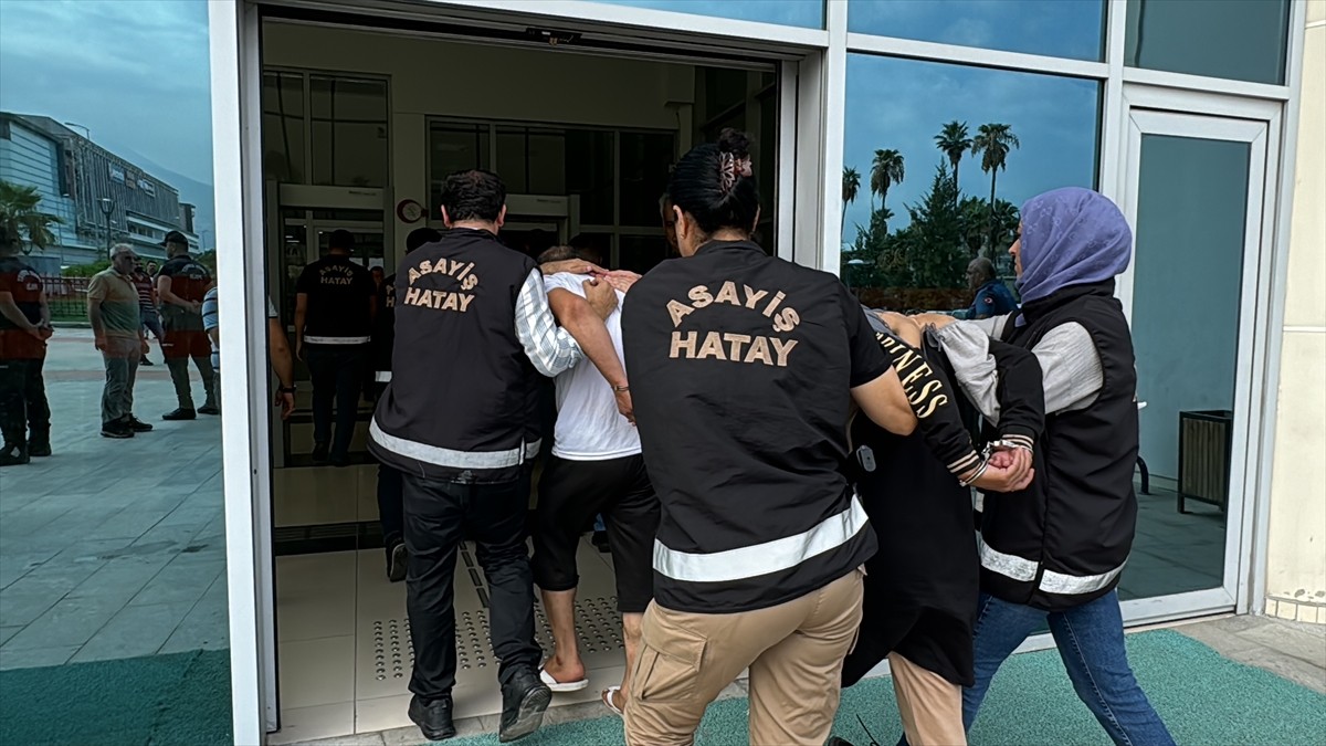 Hatay'ın İskenderun ilçesinde, bir kişinin bıçaklanarak öldürülmesiyle ilgili gözaltına alınan 5...