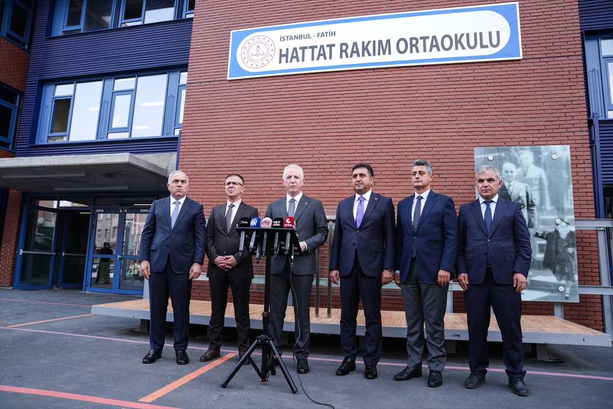 İstanbul Valisi Davut Gül, yıkılıp yeniden inşa edilen Fatih Hattat Rakım Ortaokulu’nu ziyaret...