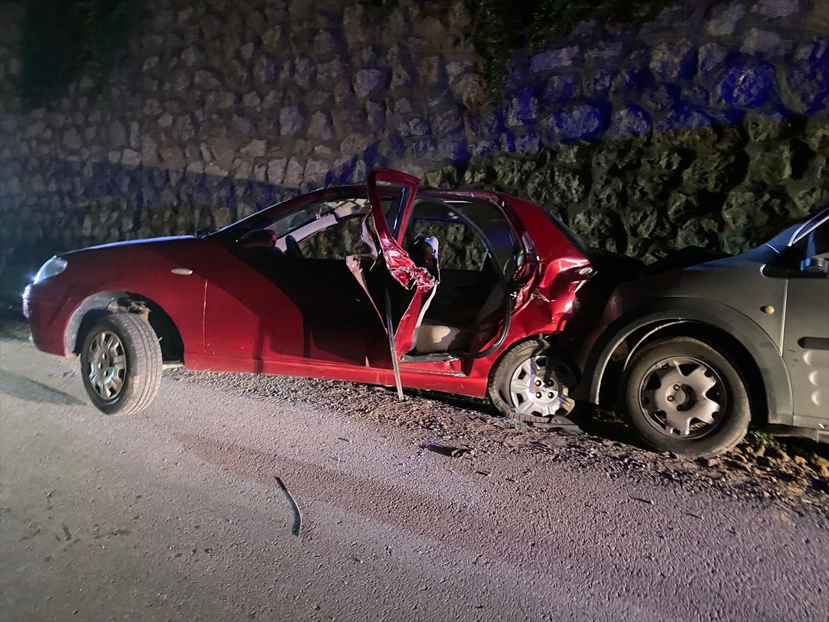 Karabük'te, hafif ticari araç ile otomobilin çarpışması sonucu 4 kişi yaralandı.