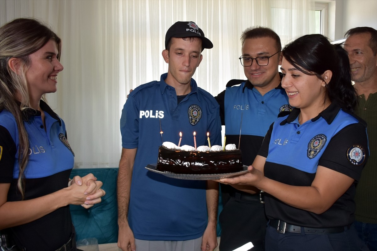 Kırıkkale'de polis olmayı ve üniforma giymeyi hayal eden 20 yaşındaki zihinsel engelli Caner...