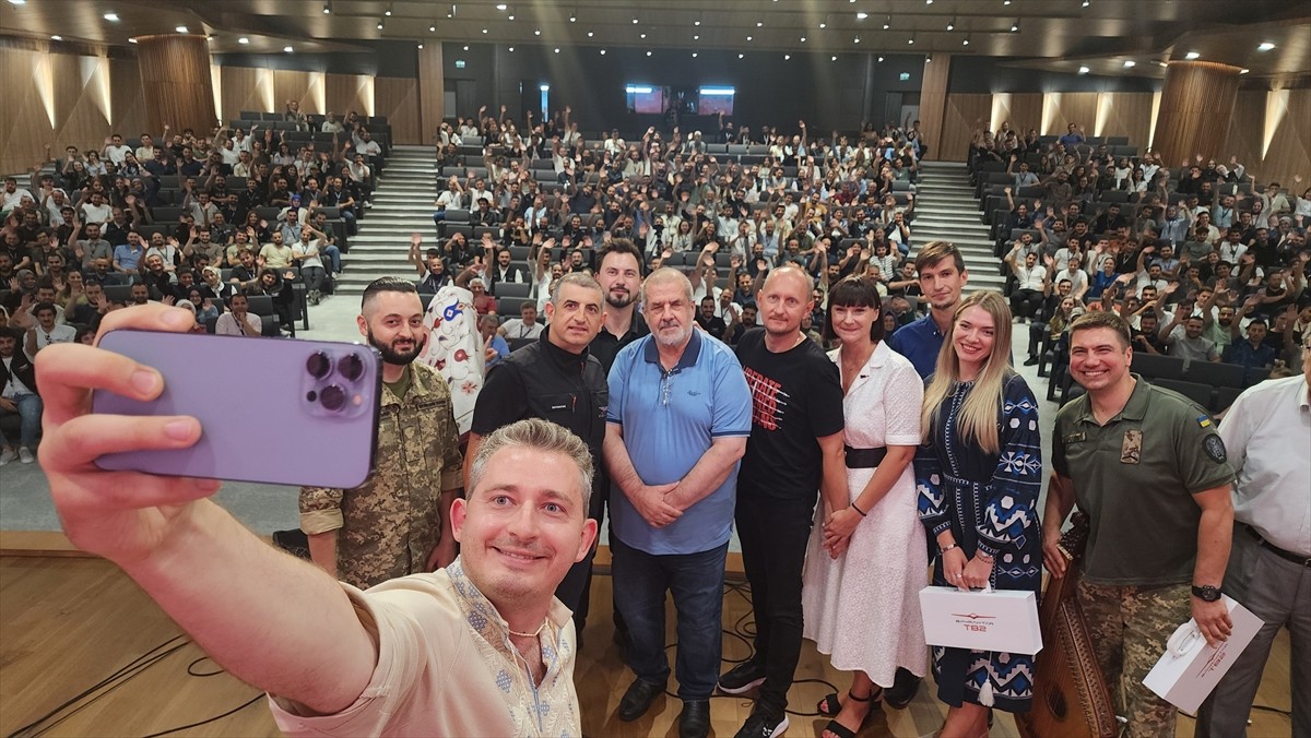 Savaş koşullarında halkın moral gücünü yükseltmek ve uluslararası toplumun desteğini sağlamak için...