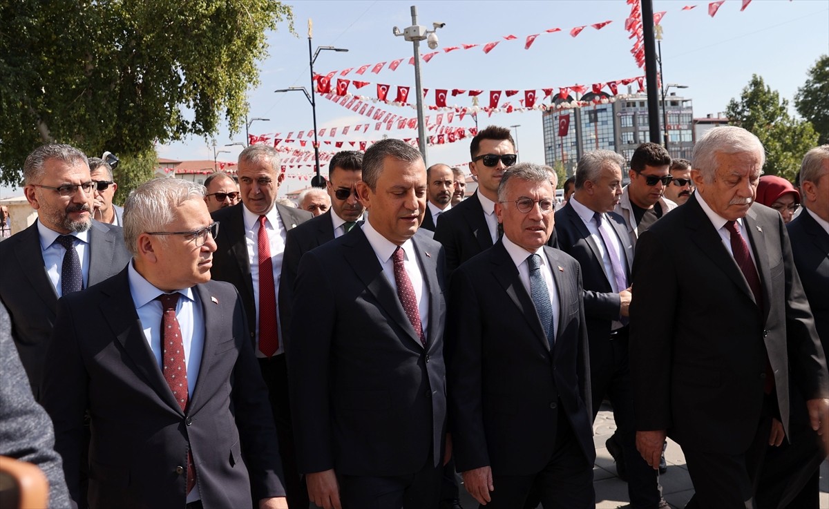 Sivas'ta, Sivas Kongresi'nin 105. yıl dönümü dolayısıyla Cumhuriyet Meydanı'nda tören düzenlendi....