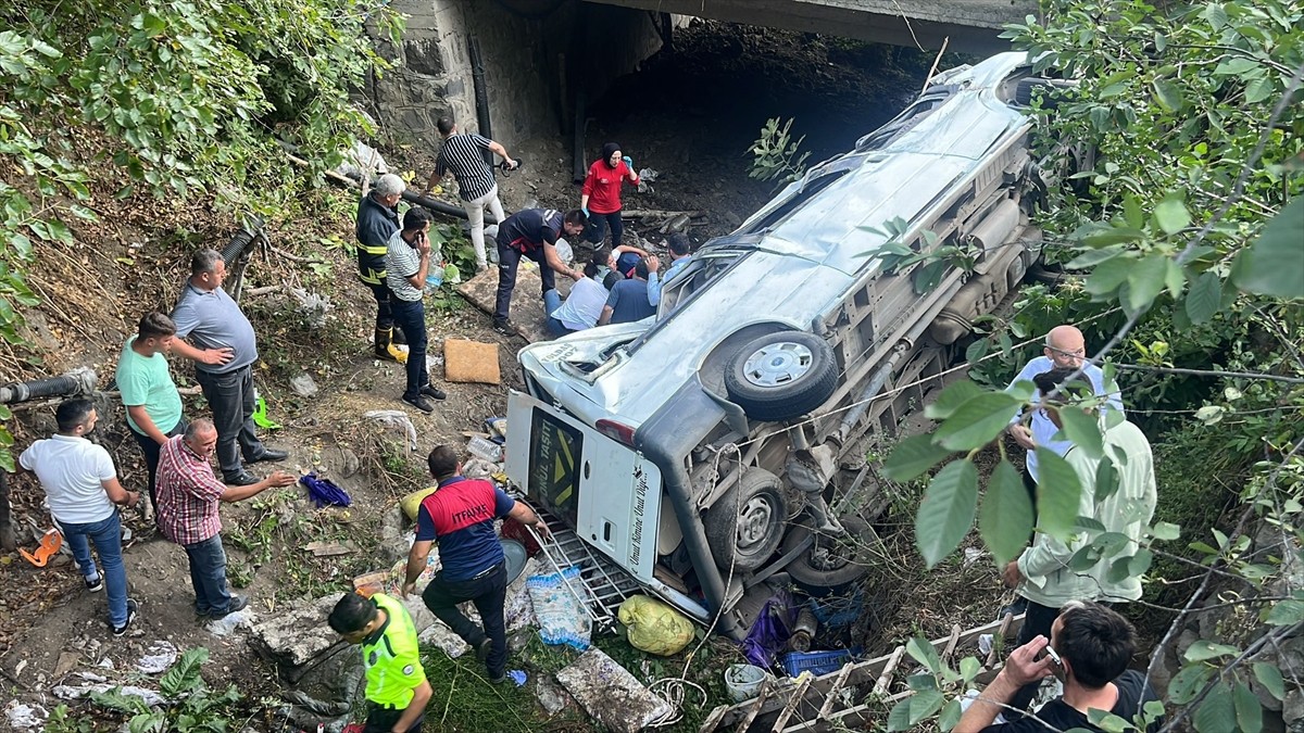 Tokat'ın Niksar ilçesinde fındık işçilerini taşıyan minibüsün devrilmesi sonucu 20 kişi...