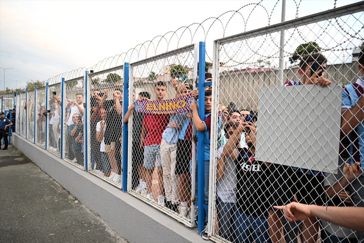 Trabzonspor'un anlaşmaya vardığı teknik direktör Şenol Güneş, Trabzon'a geldi. Güneş, havalimanı...