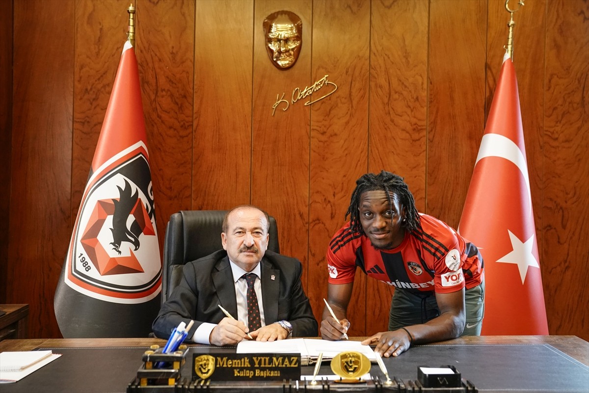 Trendyol Süper Lig ekiplerinden Gaziantep FK, kanat oyuncusu Christopher Lungoyi'yi (sağda)...