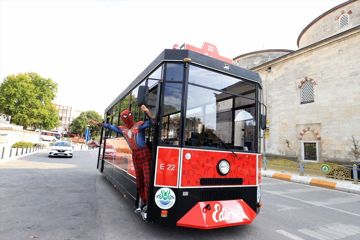 Türkiye'yi gezme hayalini gerçekleştirmek için "Örümcek Adam" kostümüyle yola çıkan Salih Ayaz...