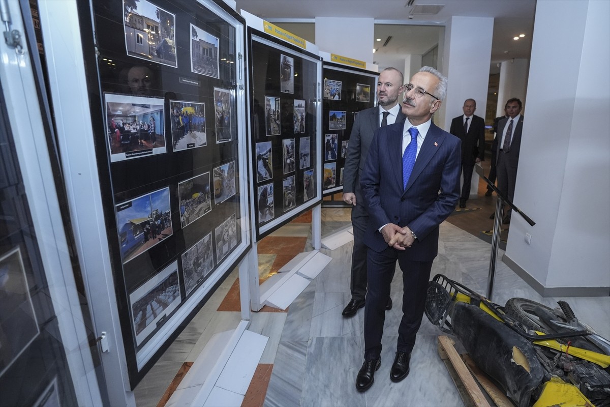 Ulaştırma ve Altyapı Bakanı Abdulkadir Uraloğlu (solda), Ankara'da 2013 yılında açılan PTT Pul...