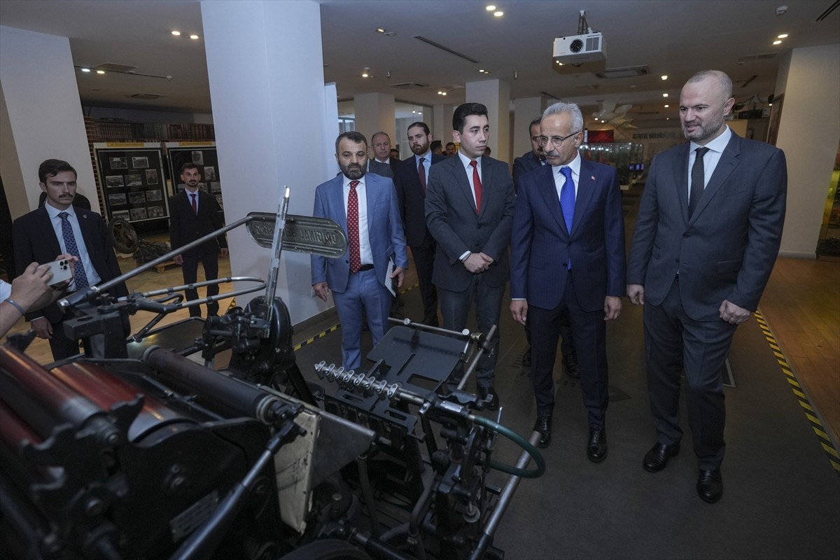 Ulaştırma ve Altyapı Bakanı Abdulkadir Uraloğlu (solda), Ankara'da 2013 yılında açılan PTT Pul...