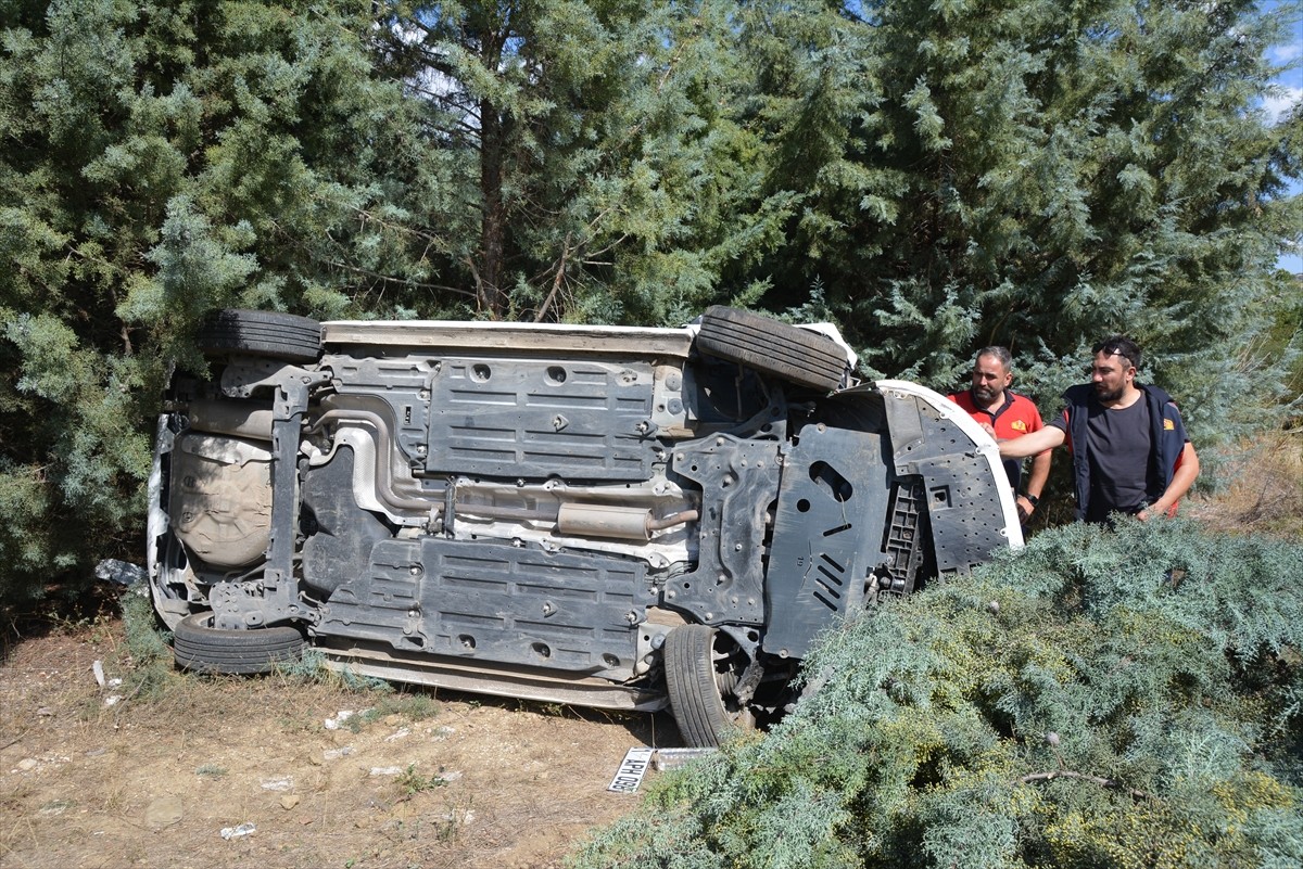 Uşak'ın Banaz ilçesinde ağaçlara çarptıktan sonra şarampole devrilen otomobilde yaralanan anne ve...